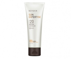 Los 10 productos de cosmética para el verano que no podrás dejar de llevar en tu neceser. Crema solar