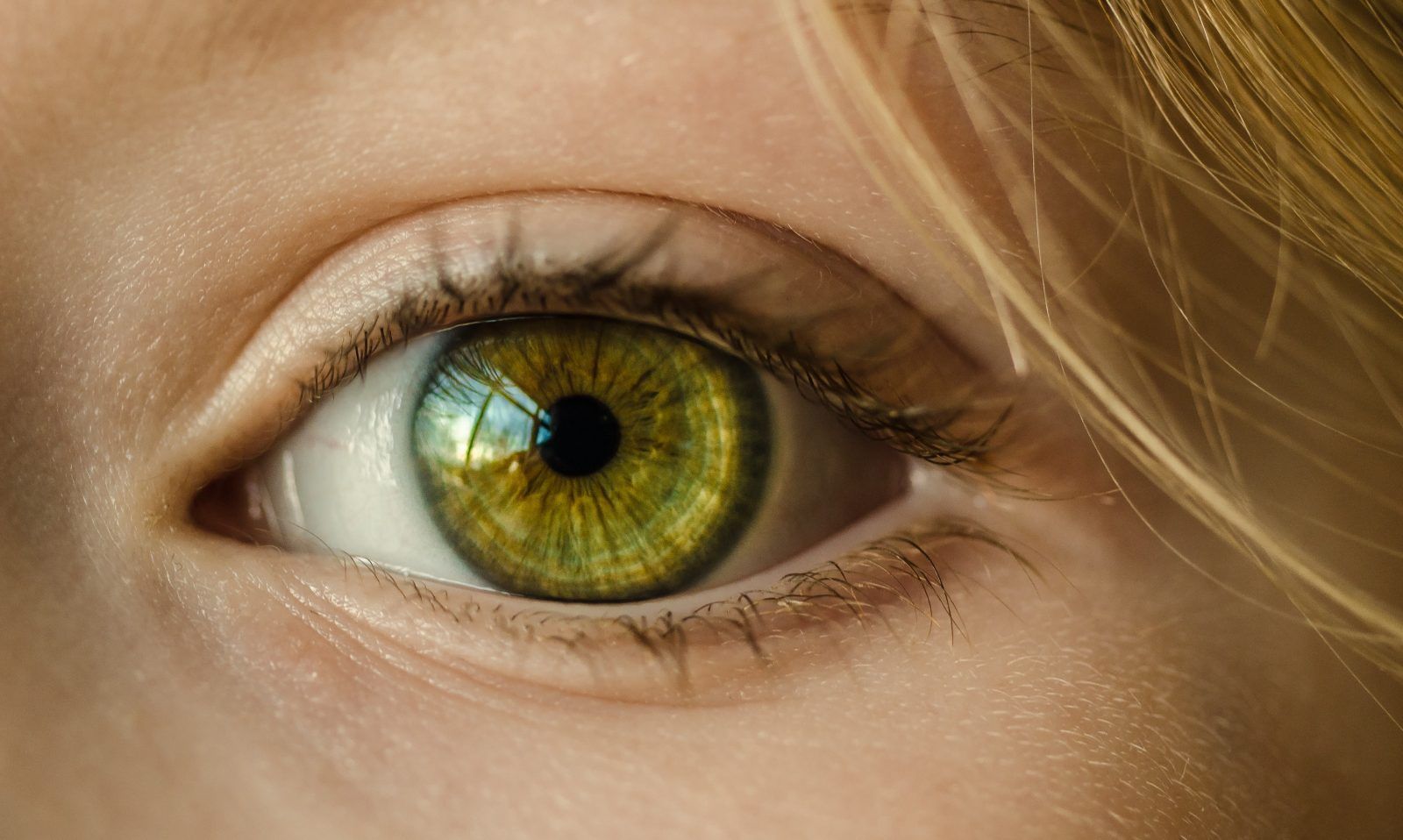 Como tratar la piel del contorno de los ojos