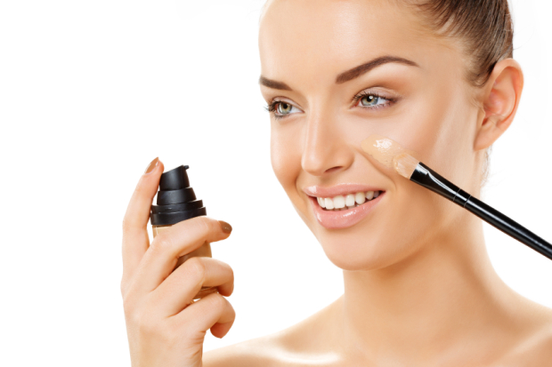 Cómo aconsejar a tus clientas la base de maquillaje adecuada a su piel. En el articulo de hoy hablaremos de tres pasos a tener en cuenta para prevenir y retrasar la aparición de arrugas y del uso de antiarrugas